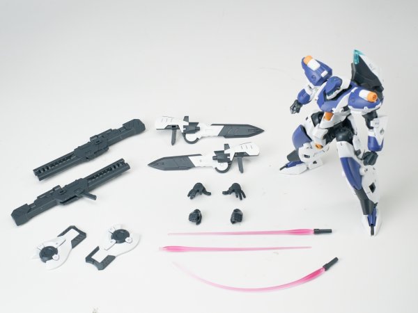 画像2: SHEIK MAINLAND ULTRA ACTION TROOPERシリーズ Franz-α(フランツアルファ) 1/144スケールプラスチックモデルキット (ホワイト×ブルー / レッド×ホワイト / ブラック×ブルー / パープル×ホワイト)